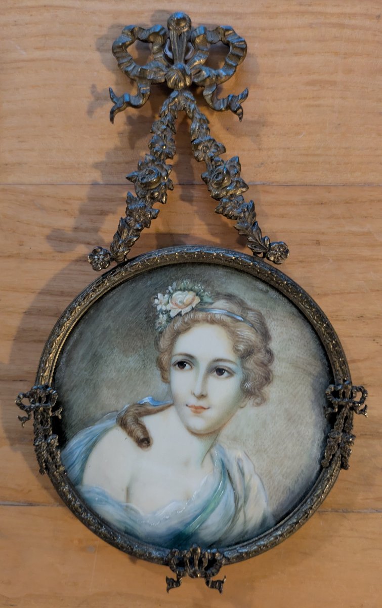 Médaillon peint sur ivoire, style Louis XVI - Portrait de jeune femme