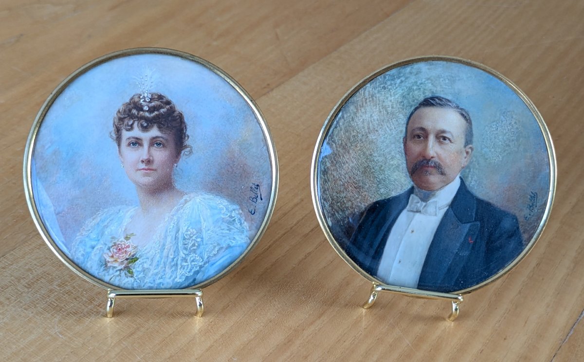 Paire de médaillons portraits sur ivoire, signés E. Bellet