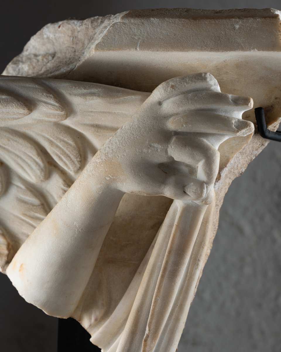 Fragment de relief représentant Nikè – Empire Romain – IIIe siècle-photo-3
