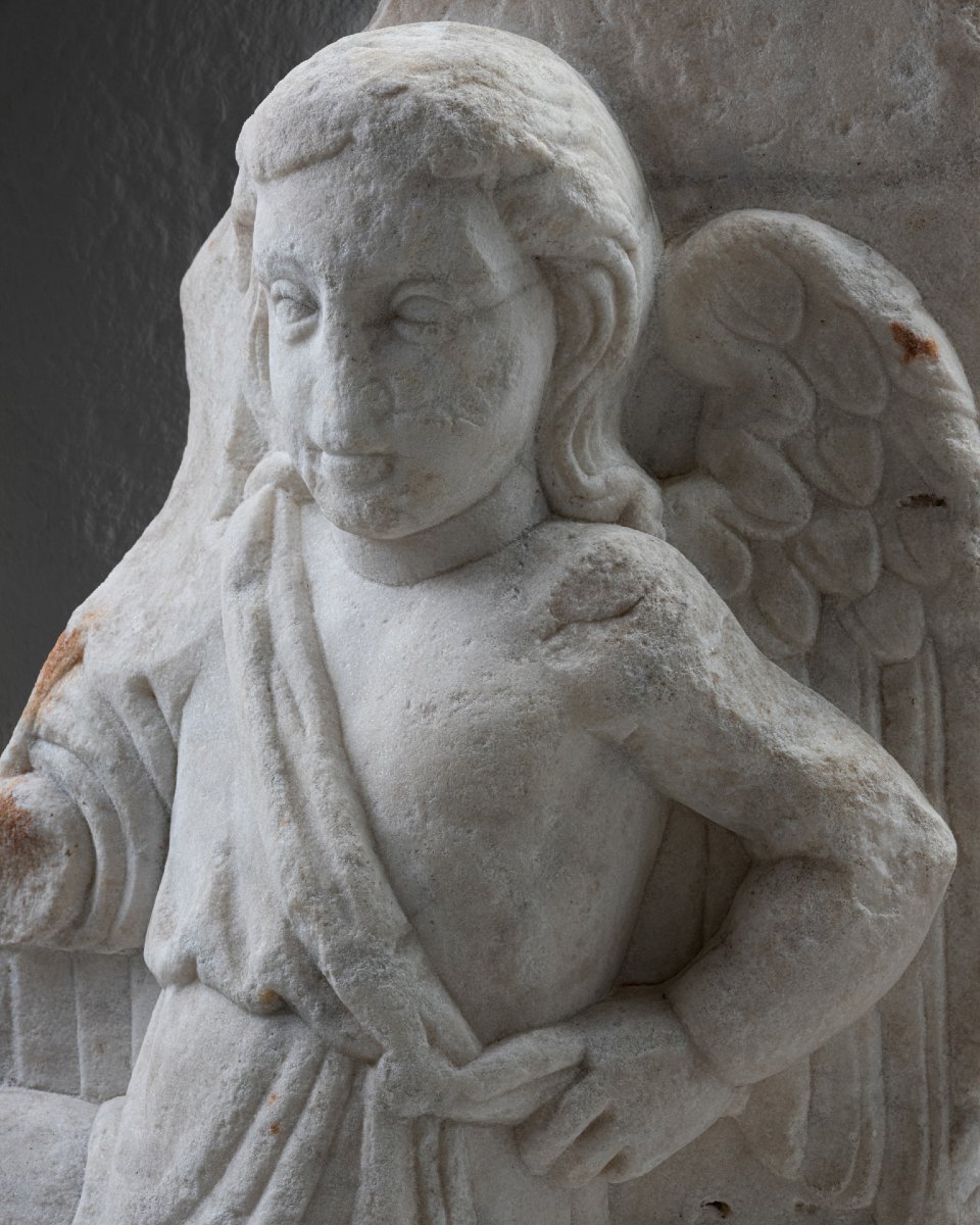 Fragment de relief en marbre représentant un génie ailé – Empire romain, II-IIIe siècle-photo-2