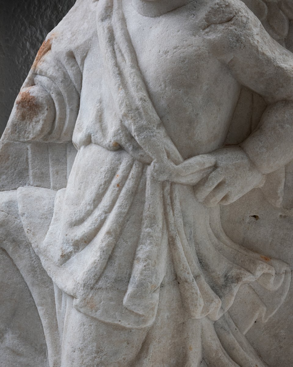 Fragment de relief en marbre représentant un génie ailé – Empire romain, II-IIIe siècle-photo-3