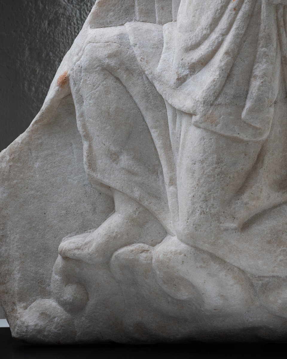 Fragment de relief en marbre représentant un génie ailé – Empire romain, II-IIIe siècle-photo-4