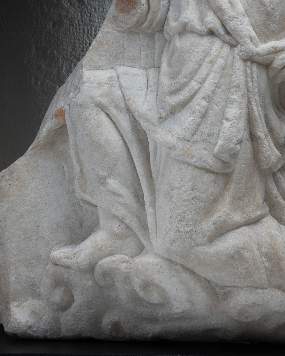 Fragment de relief en marbre représentant un génie ailé – Empire romain, II-IIIe siècle-photo-2