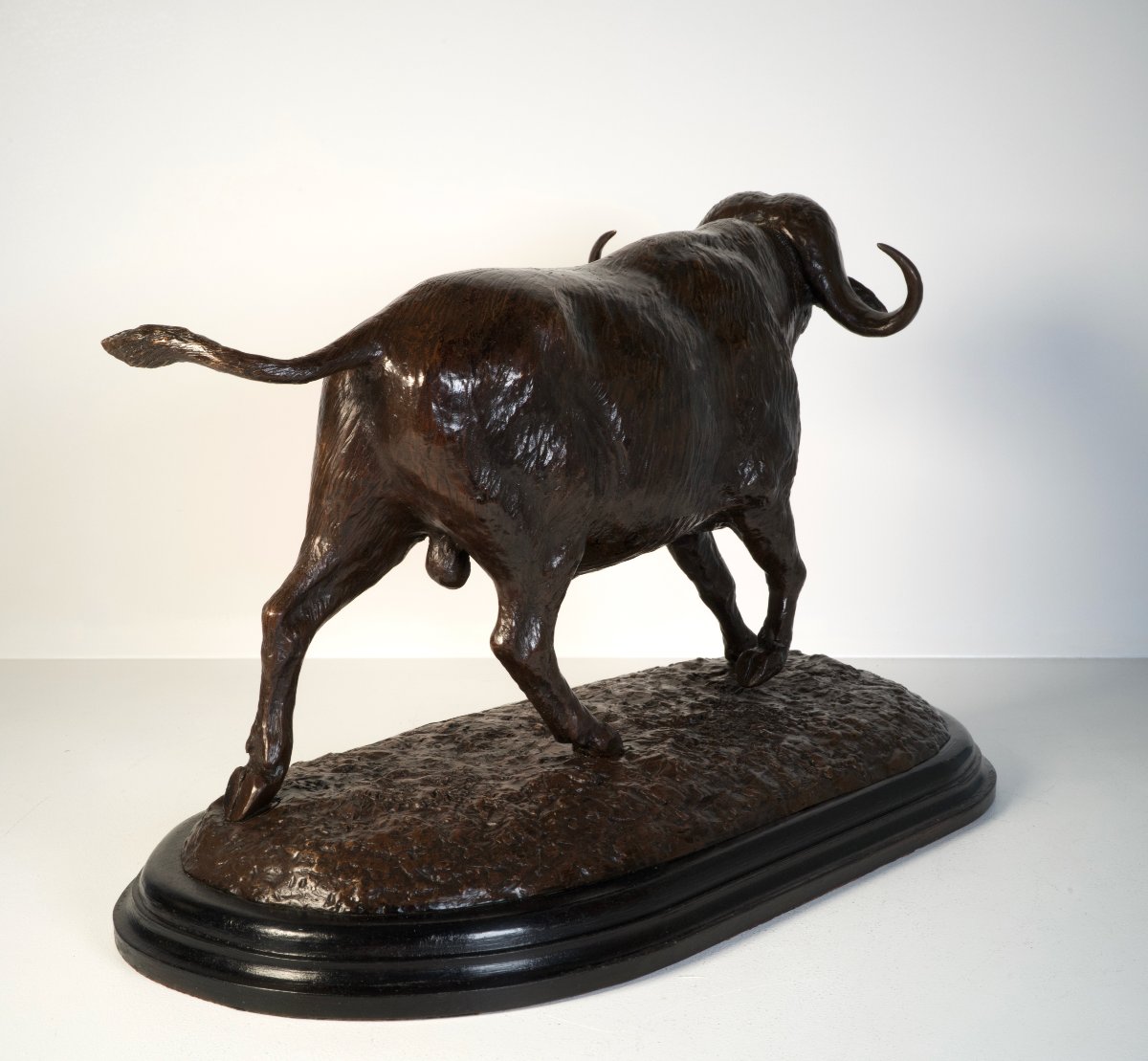 La charge du buffle - Sculpture en bronze de Josechu Lalanda (1939-2015)-photo-3