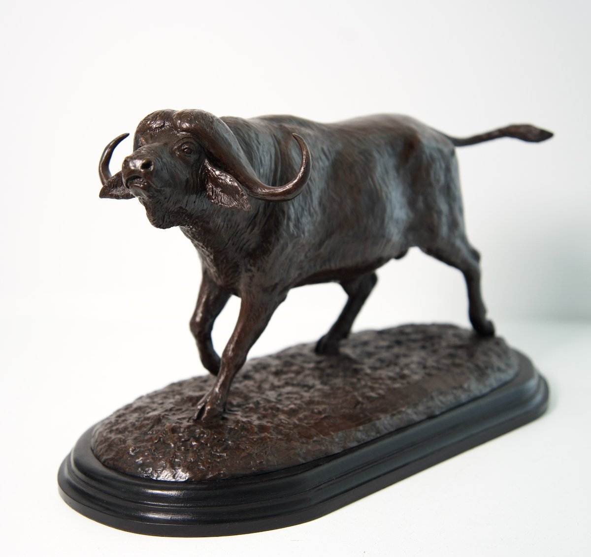 La charge du buffle - Sculpture en bronze de Josechu Lalanda (1939-2015)