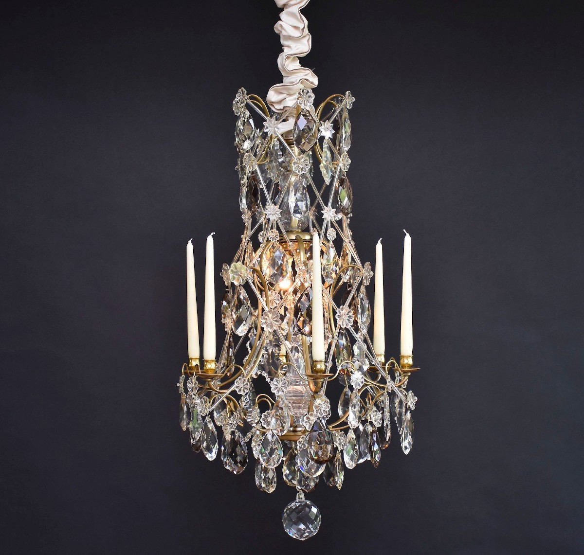 Lustre à bougies et lumières en laiton doré et cristal de style rococo