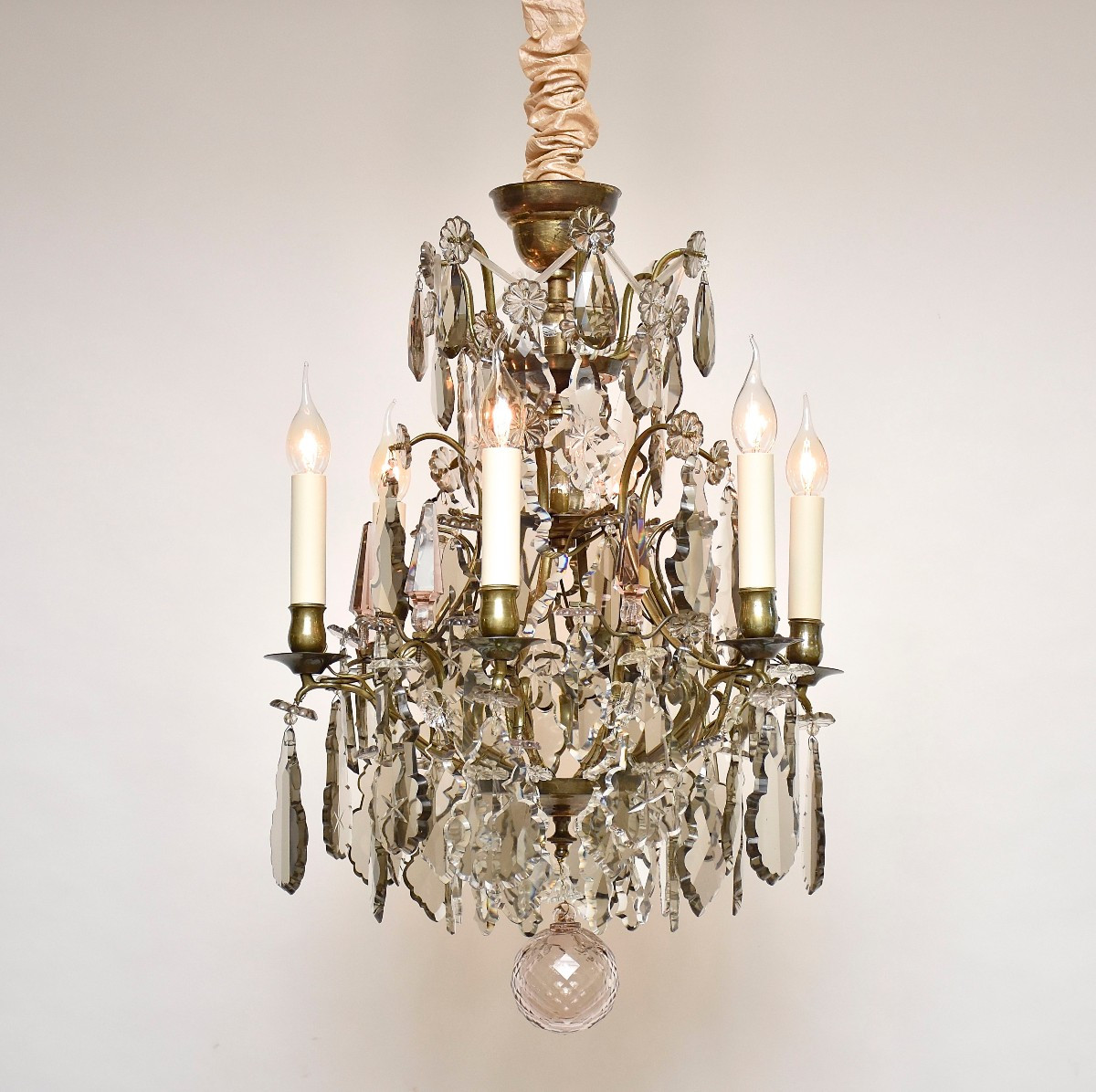 Lustre en laiton et cristal de style rococo du début du XXe siècle