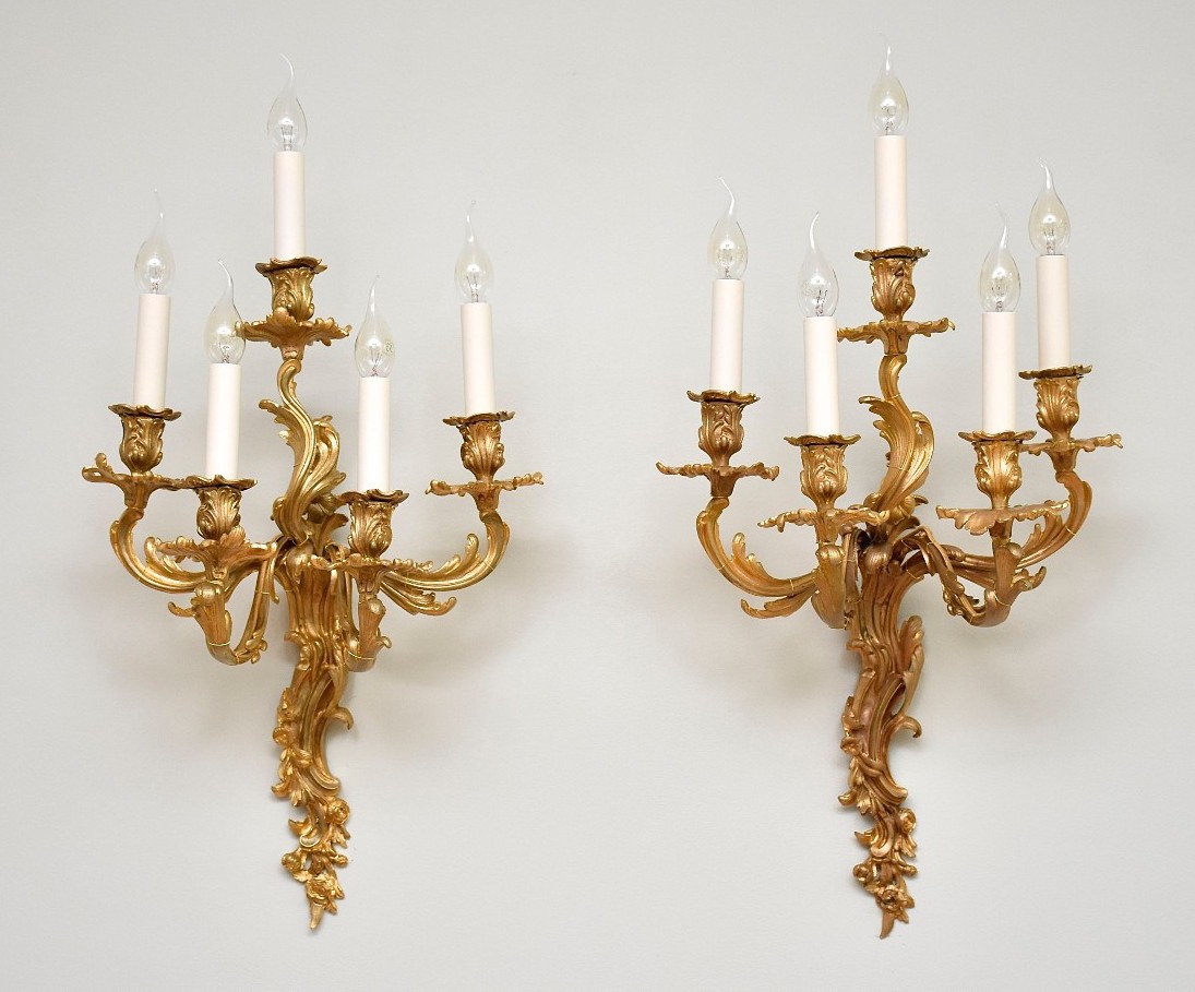 Grande paire d'appliques en bronze doré de style Louis XV, vers 1850
