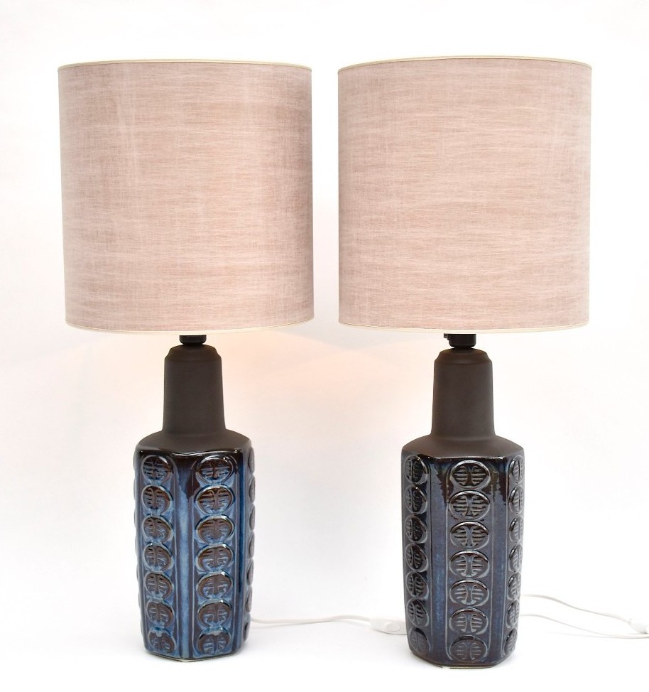  Une paire de lampes de table danoises en céramique bleue du milieu du siècle, signée