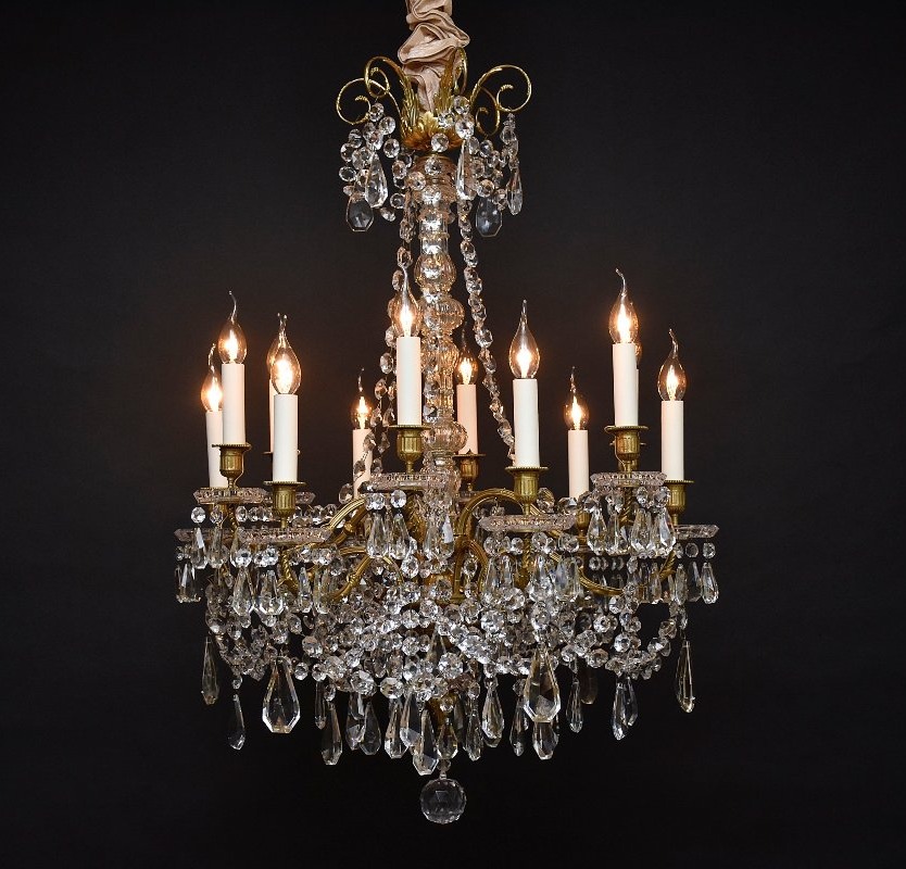 Lustre du XIXe siècle en bronze doré, de style Louis XVI, les cristaux de Baccarat