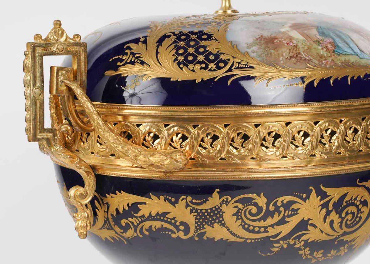 Sevres -importante Coupe Couverte Montée En Porcelaine à Sujet Galant, Circa 1880-photo-1