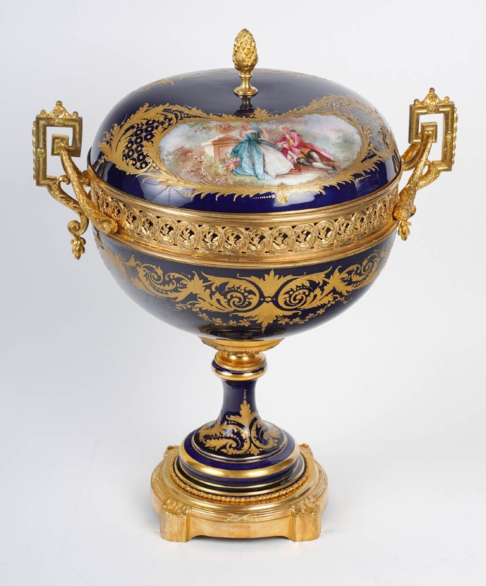 Sevres -importante Coupe Couverte Montée En Porcelaine à Sujet Galant, Circa 1880