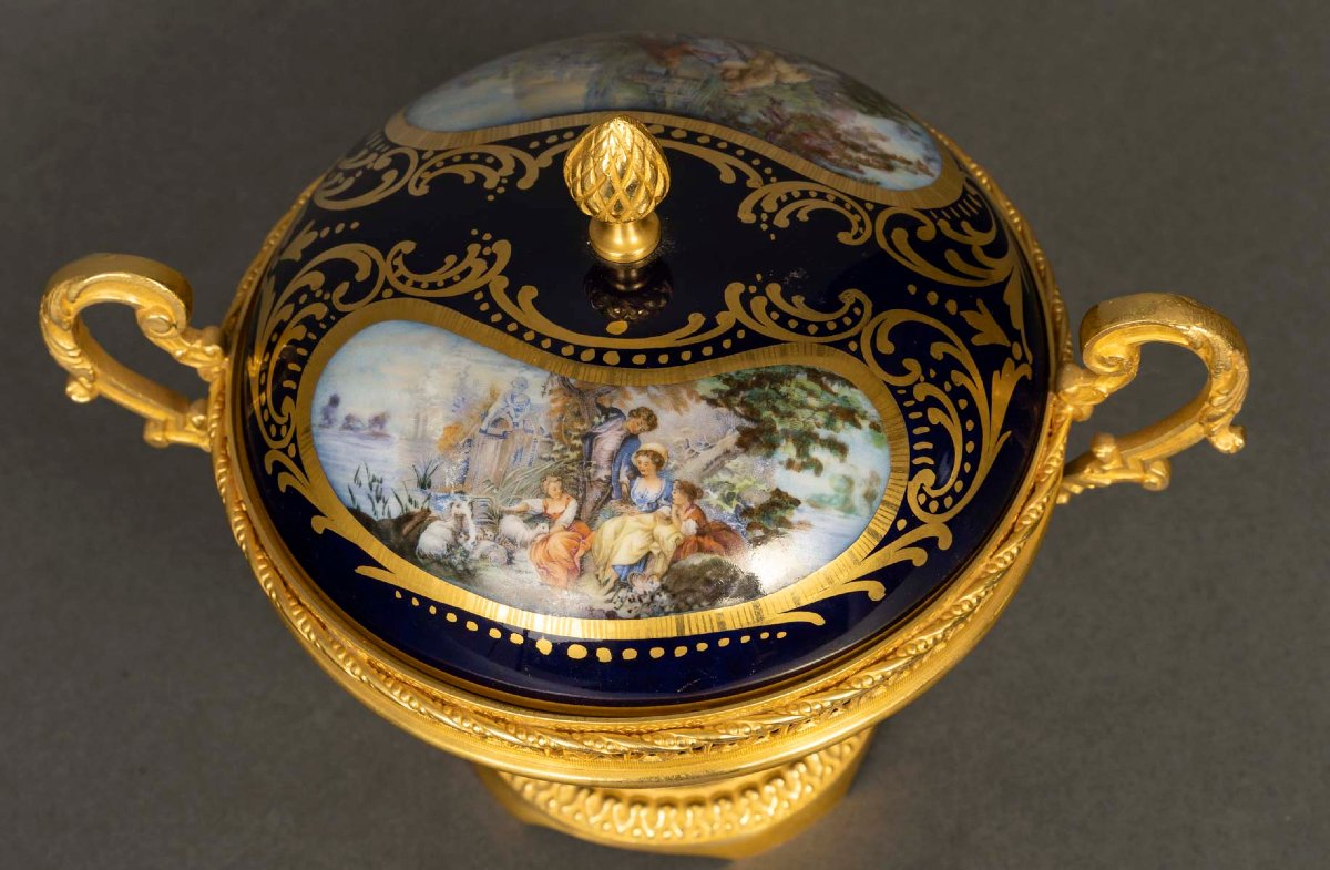 Mounted Porcelain Potpourri With Painted Decoration Of Pastorales Galantes. Circa 1880-photo-2