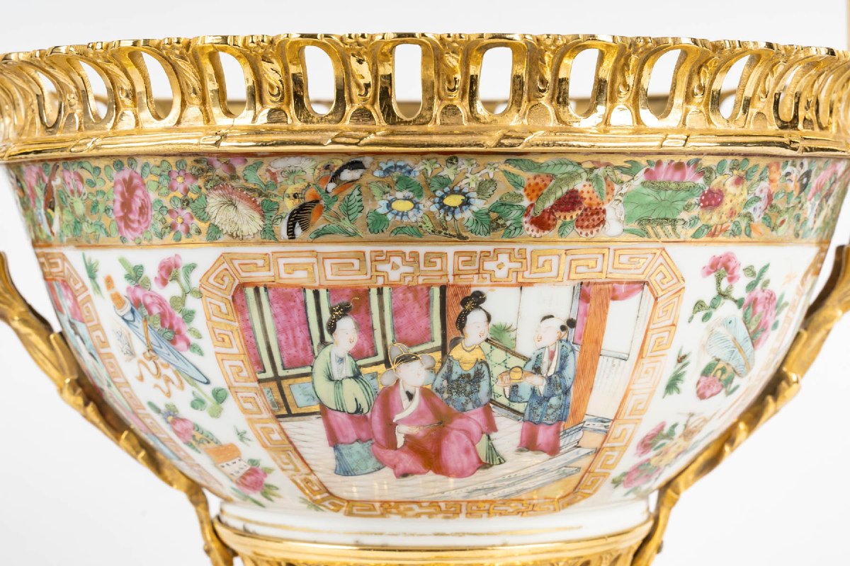 CHINE -Coupe montée en porcelaine de Canton à riche décor de scènes de Palais. Vers 1890-photo-3