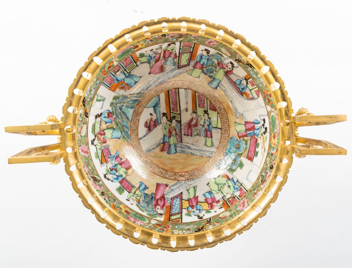 CHINE -Coupe montée en porcelaine de Canton à riche décor de scènes de Palais. Vers 1890-photo-4