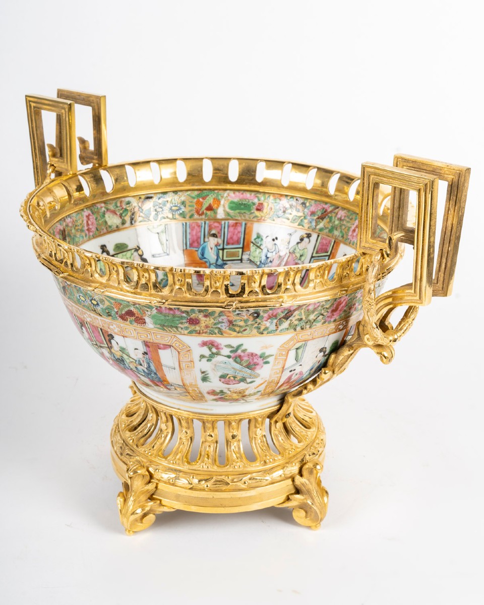 CHINE -Coupe montée en porcelaine de Canton à riche décor de scènes de Palais. Vers 1890
