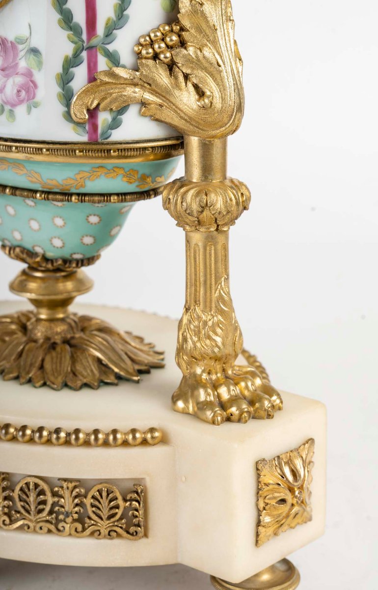 PLANCHON, à Paris-Pendule-Vase en porcelaine montée de Style Louis XVI-Impératrice. Circa 1870-photo-2