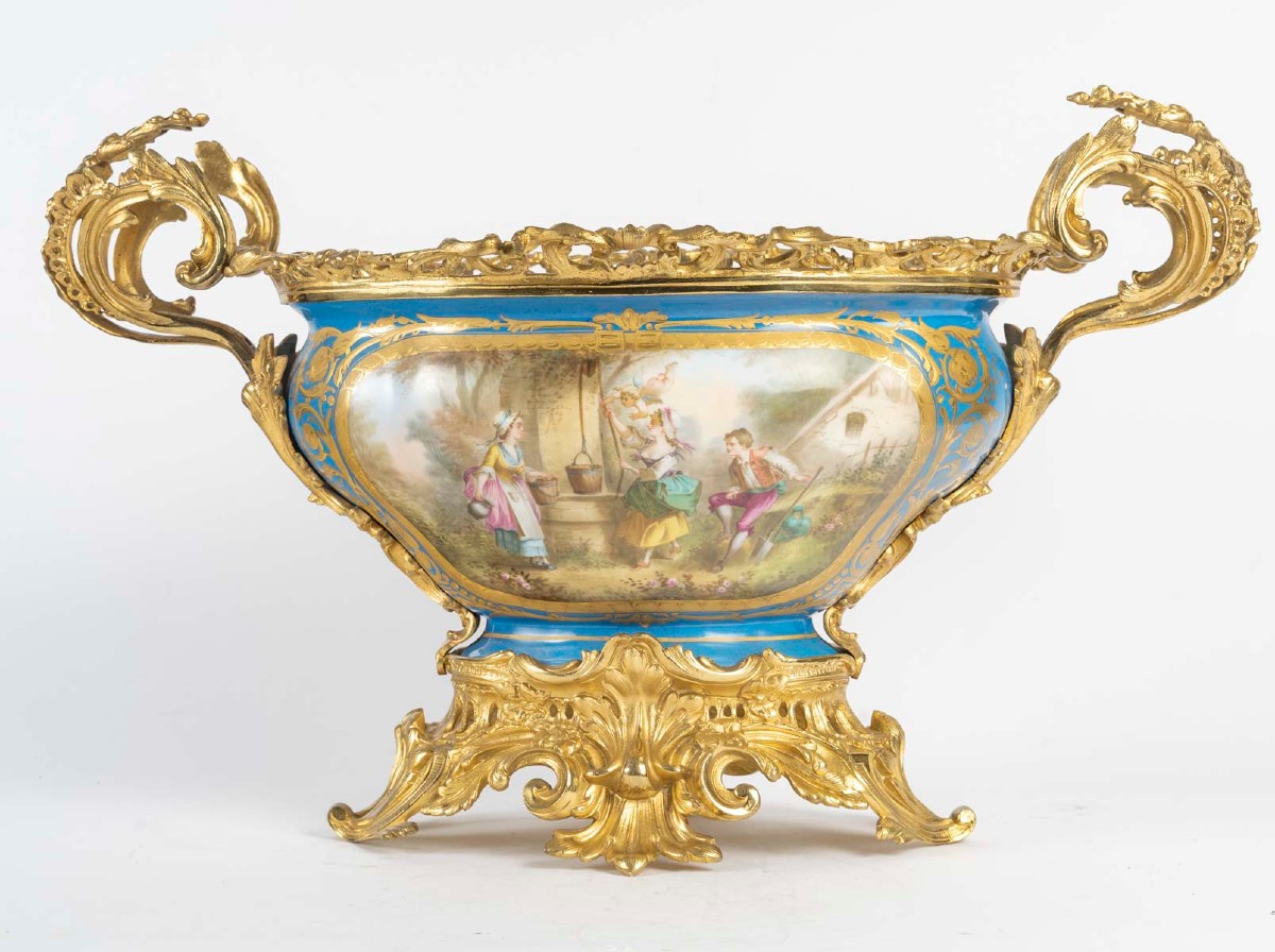 Grande coupe en porcelaine de Sèvres – XIXᵉ siècle, monture en bronze doré style Louis XV