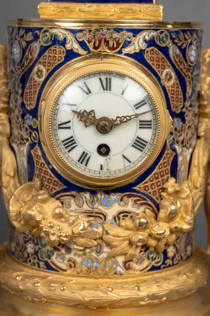 PENDULE EN EMAIL CLOISONNE ET BISCUIT DE PORCELAINE AU BUSTE DE DIANE, d'après HOUDON-photo-2