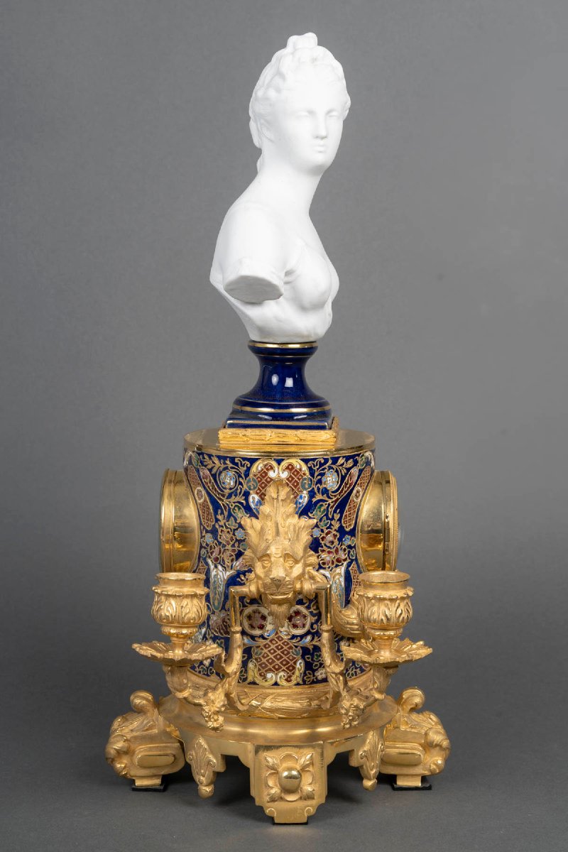 PENDULE EN EMAIL CLOISONNE ET BISCUIT DE PORCELAINE AU BUSTE DE DIANE, d'après HOUDON-photo-1