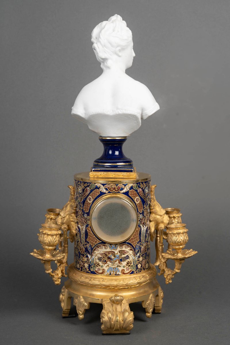 PENDULE EN EMAIL CLOISONNE ET BISCUIT DE PORCELAINE AU BUSTE DE DIANE, d'après HOUDON-photo-4