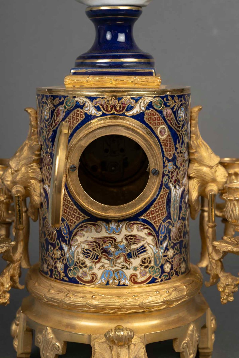 PENDULE EN EMAIL CLOISONNE ET BISCUIT DE PORCELAINE AU BUSTE DE DIANE, d'après HOUDON-photo-5