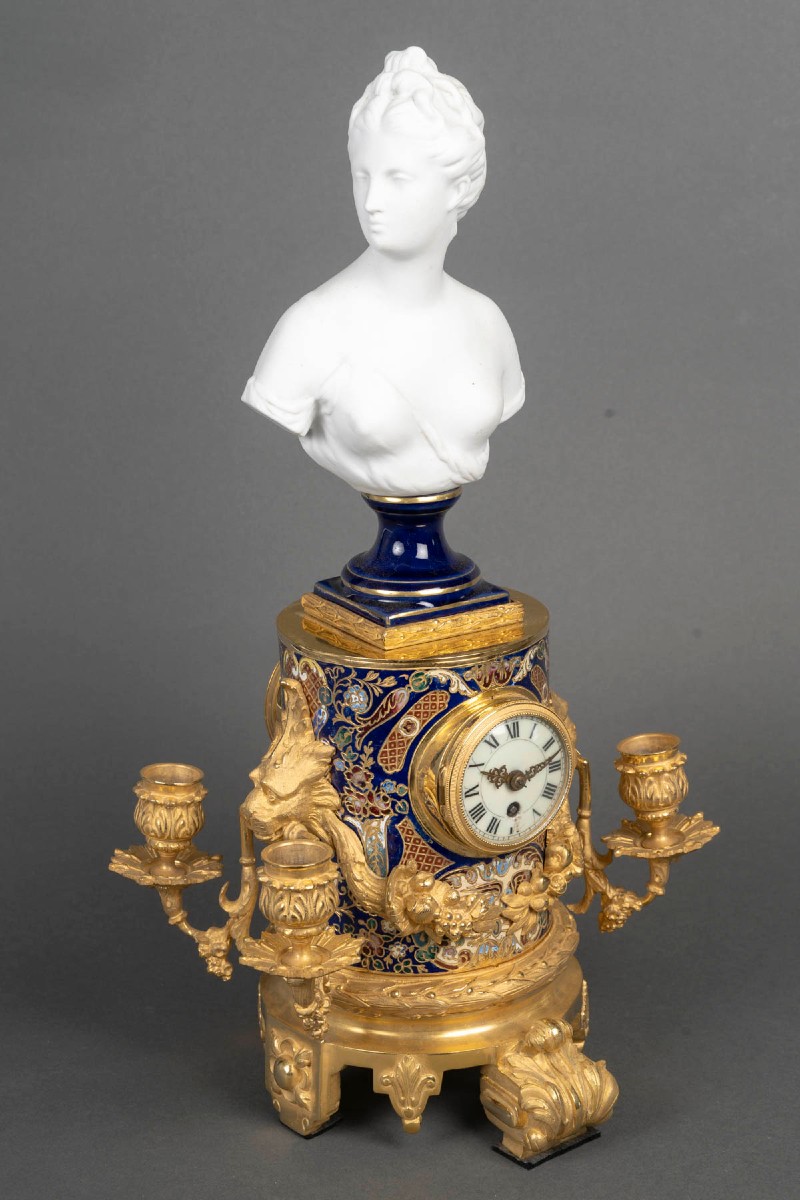PENDULE EN EMAIL CLOISONNE ET BISCUIT DE PORCELAINE AU BUSTE DE DIANE, d'après HOUDON