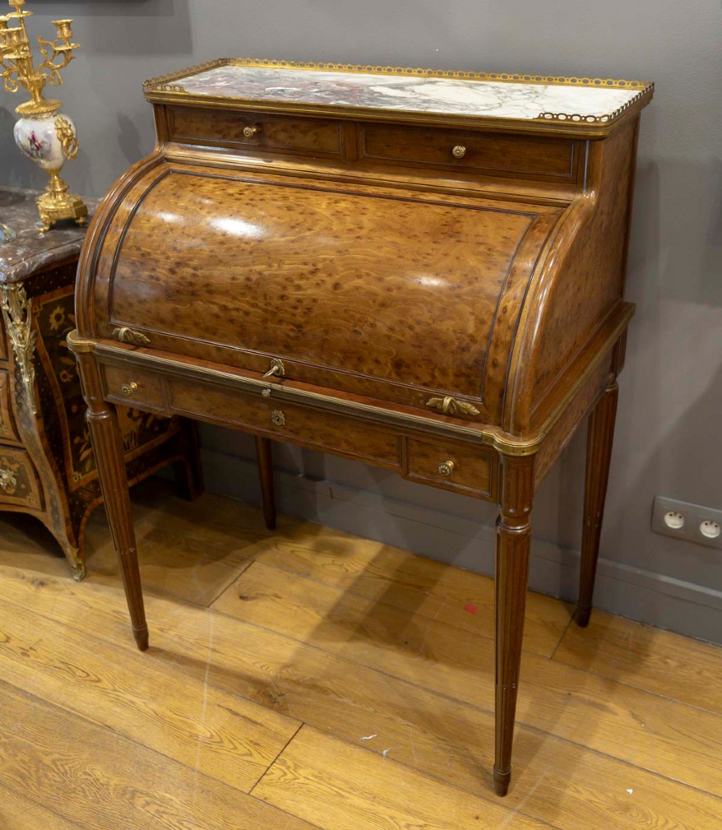 HAENTGES FRERES- Secrétaire à cylindre de Style Louis XVI sur un modèle de SAUNIER. Début du XX