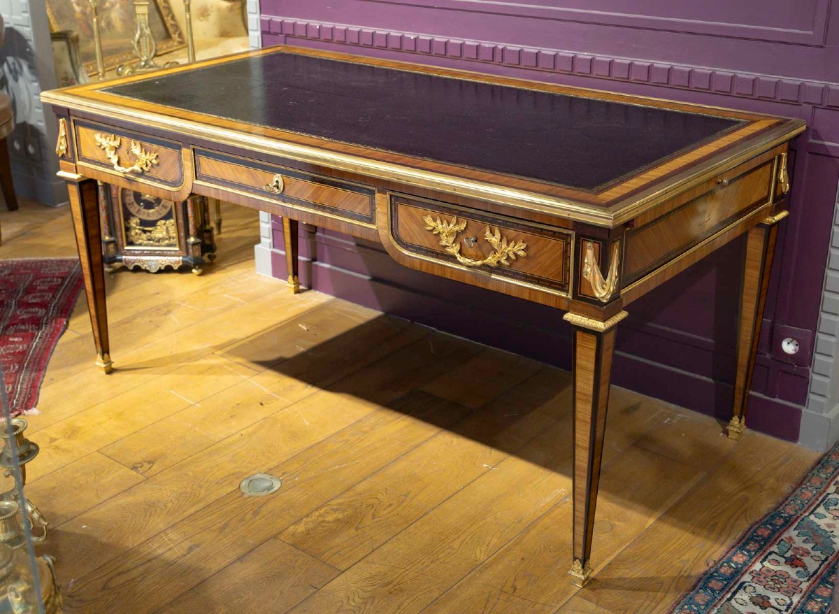 LEGER à Paris- BUREAU PLAT de Style Louis XVI sur des modèles XVIIIe de Montigny et Reisener
