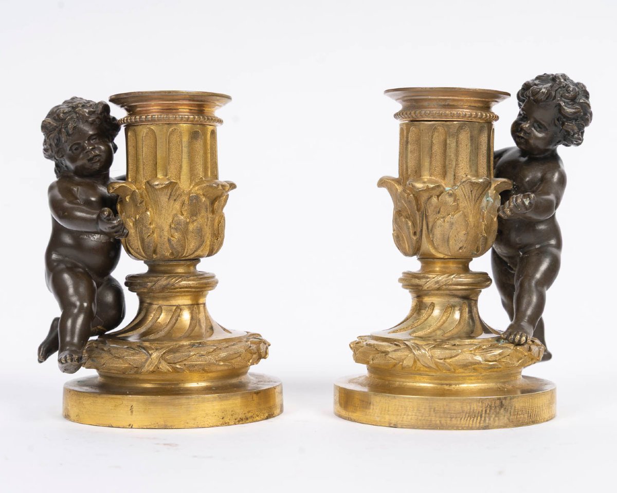 Paire de Flambeaux néo-Louis XVI en bronze à figures enfantines, circa 1880.