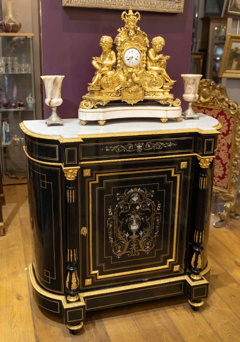 MEUBLE D'APPUI NAPOLEON III à décor marqueté de Vases Fleuris. Circa 1860-1870. 