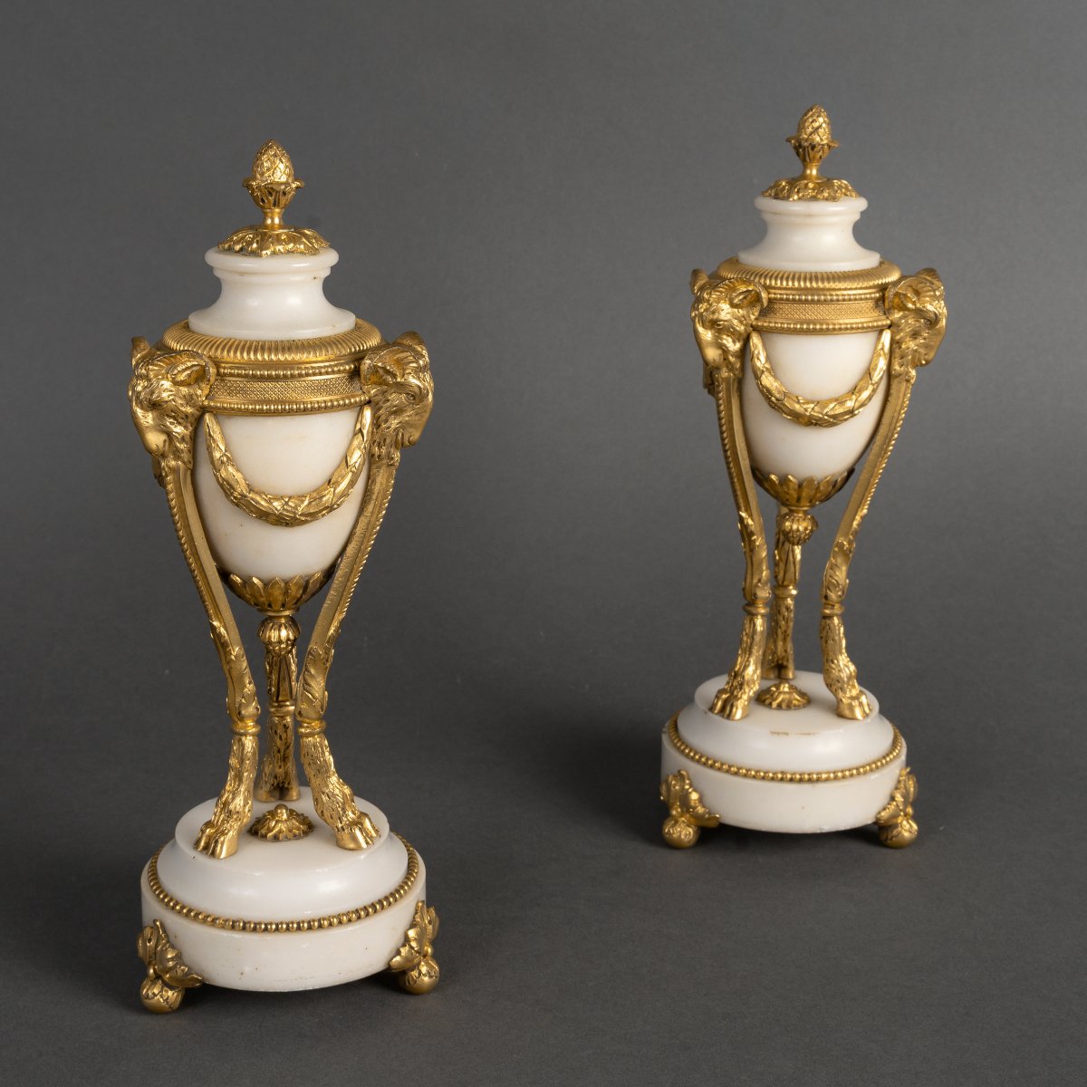 Paire de cassolettes de style Louis XVI en bronze doré et marbre blanc, XIXe siècle-photo-2