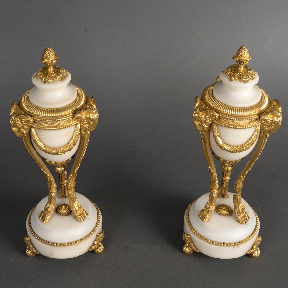 Paire de cassolettes de style Louis XVI en bronze doré et marbre blanc, XIXe siècle-photo-3