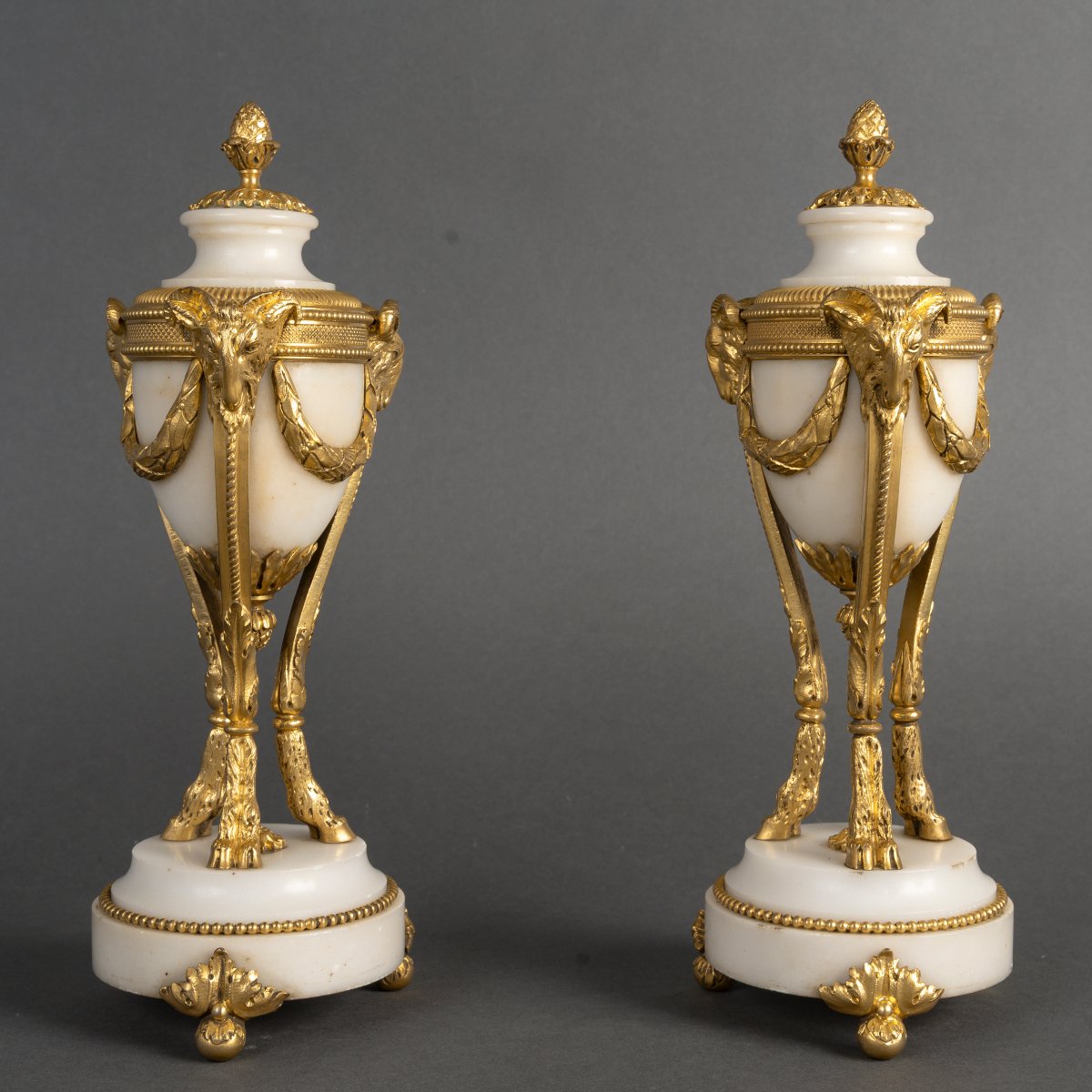 Paire de cassolettes de style Louis XVI en bronze doré et marbre blanc, XIXe siècle-photo-4