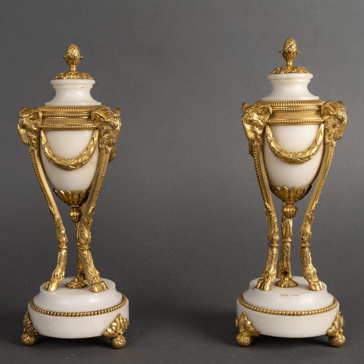Paire de cassolettes de style Louis XVI en bronze doré et marbre blanc, XIXe siècle-photo-1