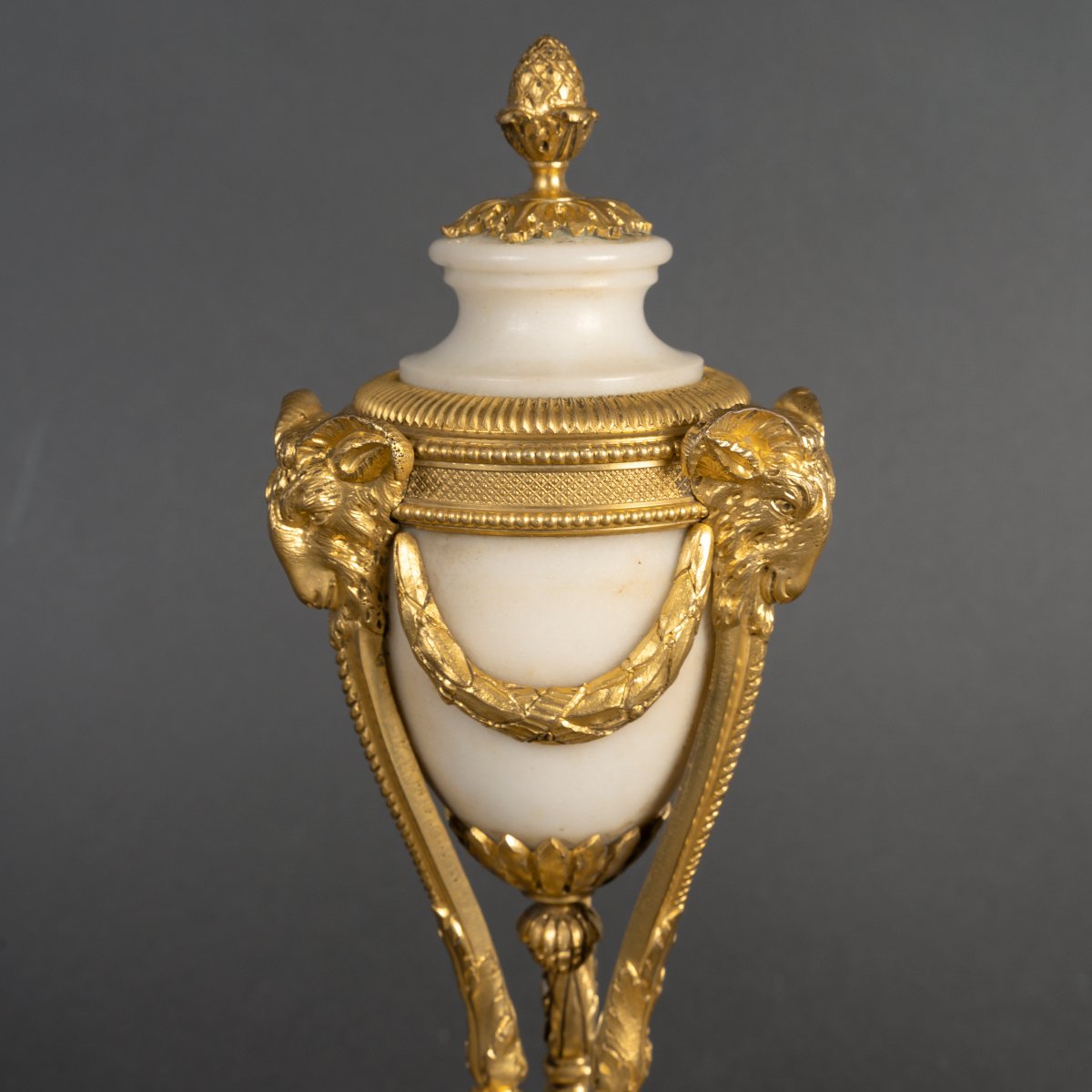 Paire de cassolettes de style Louis XVI en bronze doré et marbre blanc, XIXe siècle-photo-2