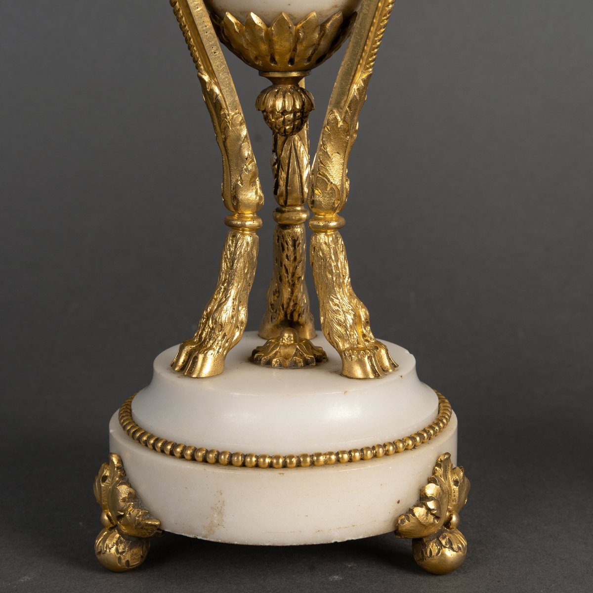 Paire de cassolettes de style Louis XVI en bronze doré et marbre blanc, XIXe siècle-photo-3