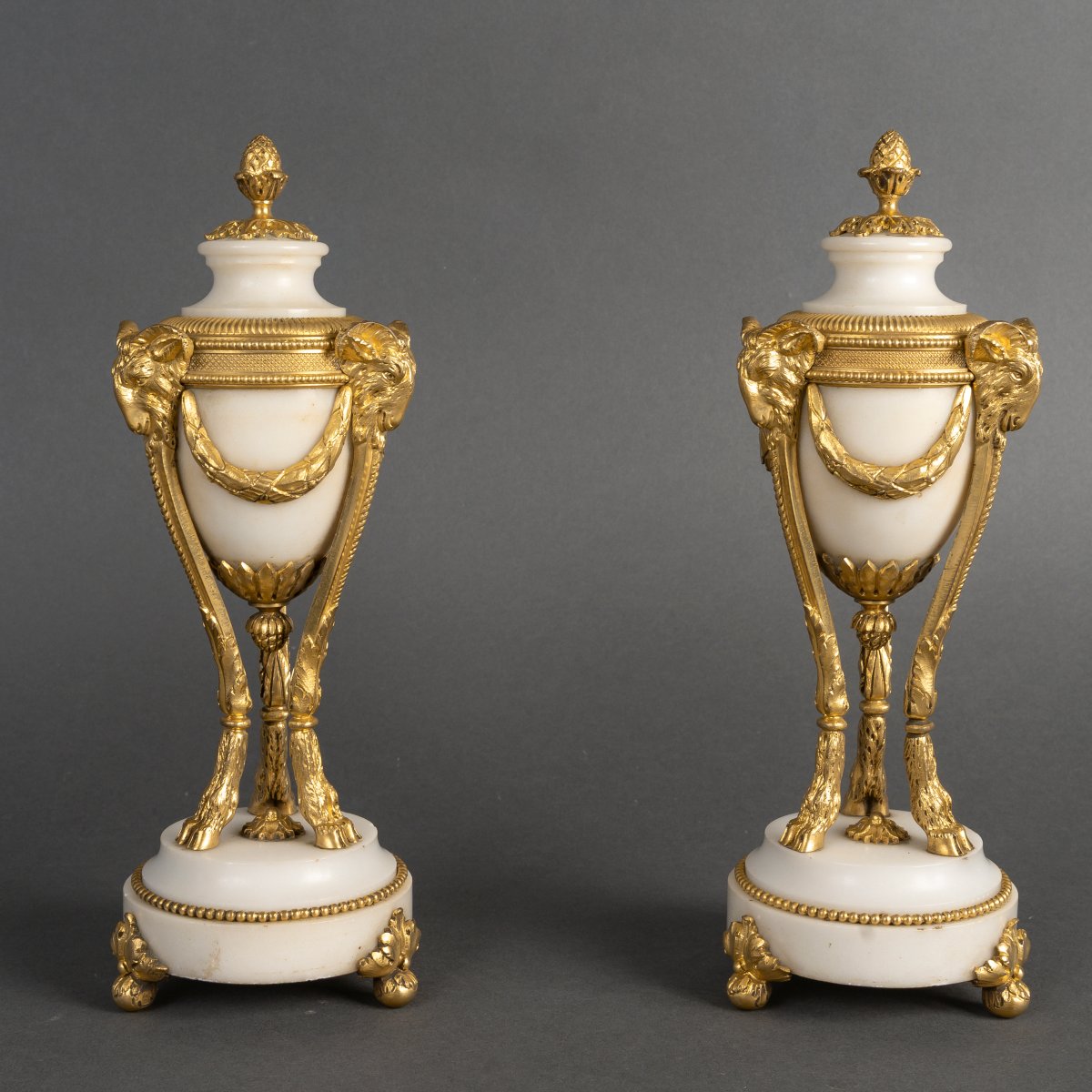 Paire de cassolettes de style Louis XVI en bronze doré et marbre blanc, XIXe siècle