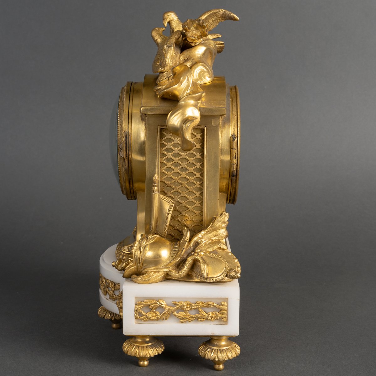 Pendule Néo-Louis XVI en marbre blanc et bronze doré dite aux Fiançailles.  -photo-4
