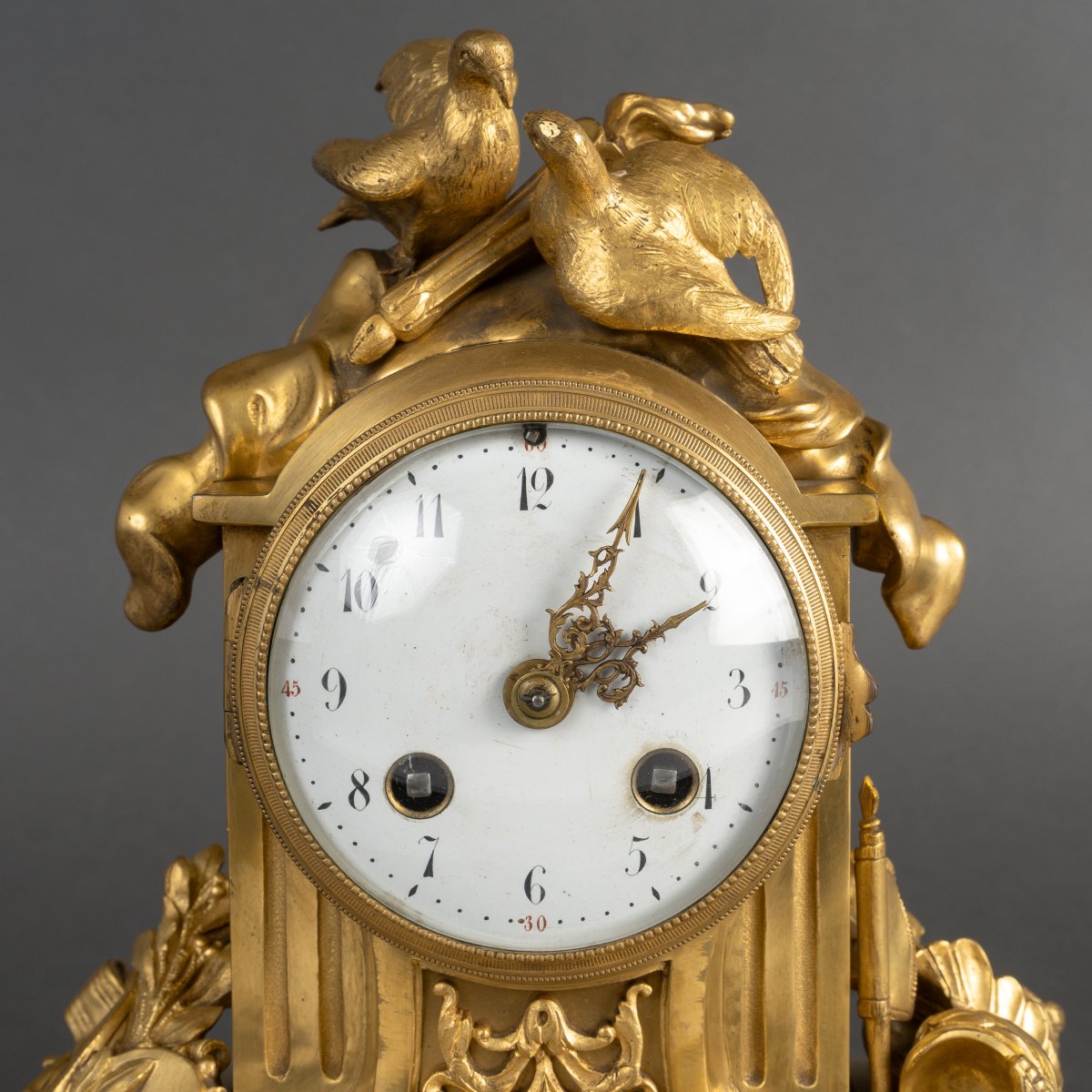 Pendule Néo-Louis XVI en marbre blanc et bronze doré dite aux Fiançailles.  -photo-1