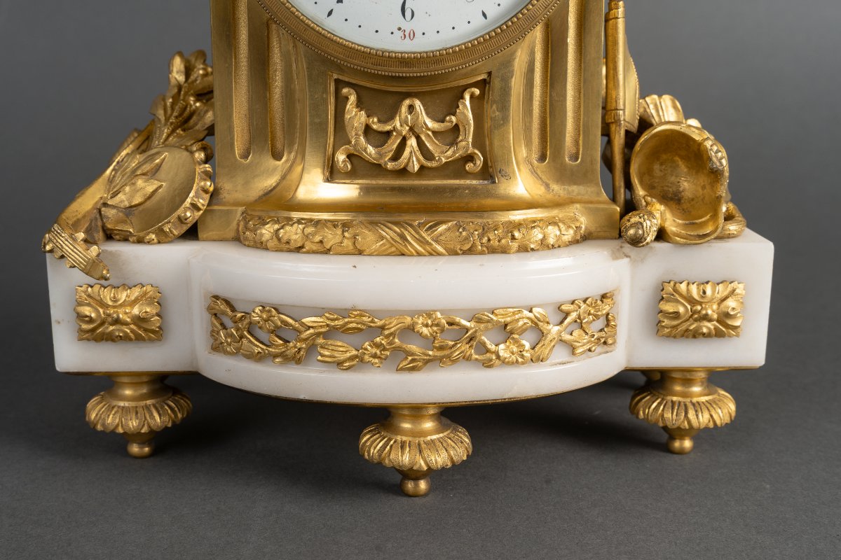 Pendule Néo-Louis XVI en marbre blanc et bronze doré dite aux Fiançailles.  -photo-2