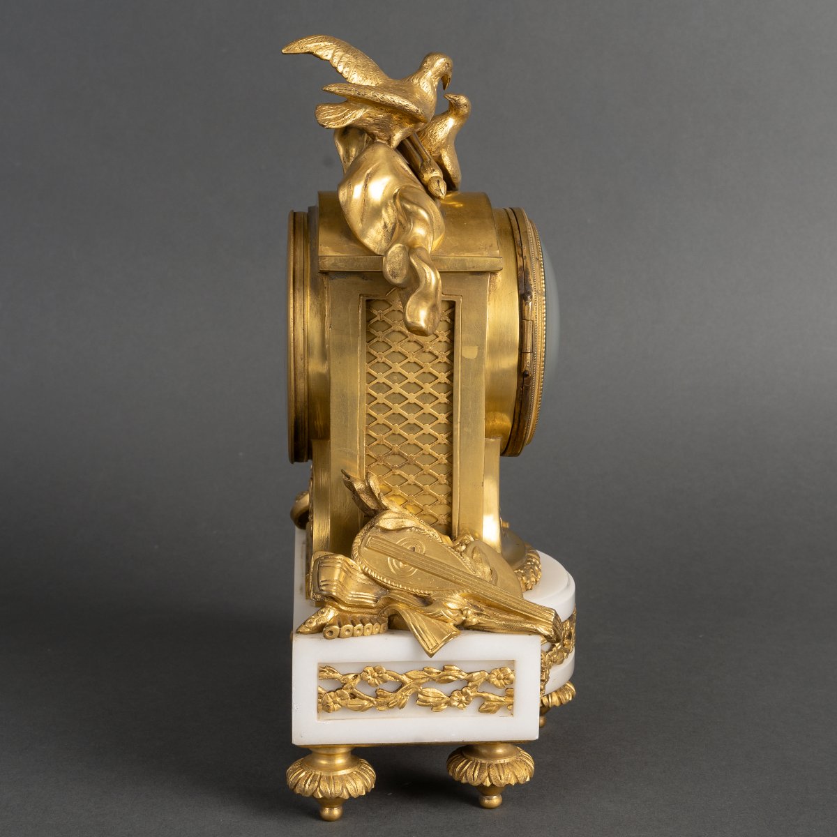 Pendule Néo-Louis XVI en marbre blanc et bronze doré dite aux Fiançailles.  -photo-3