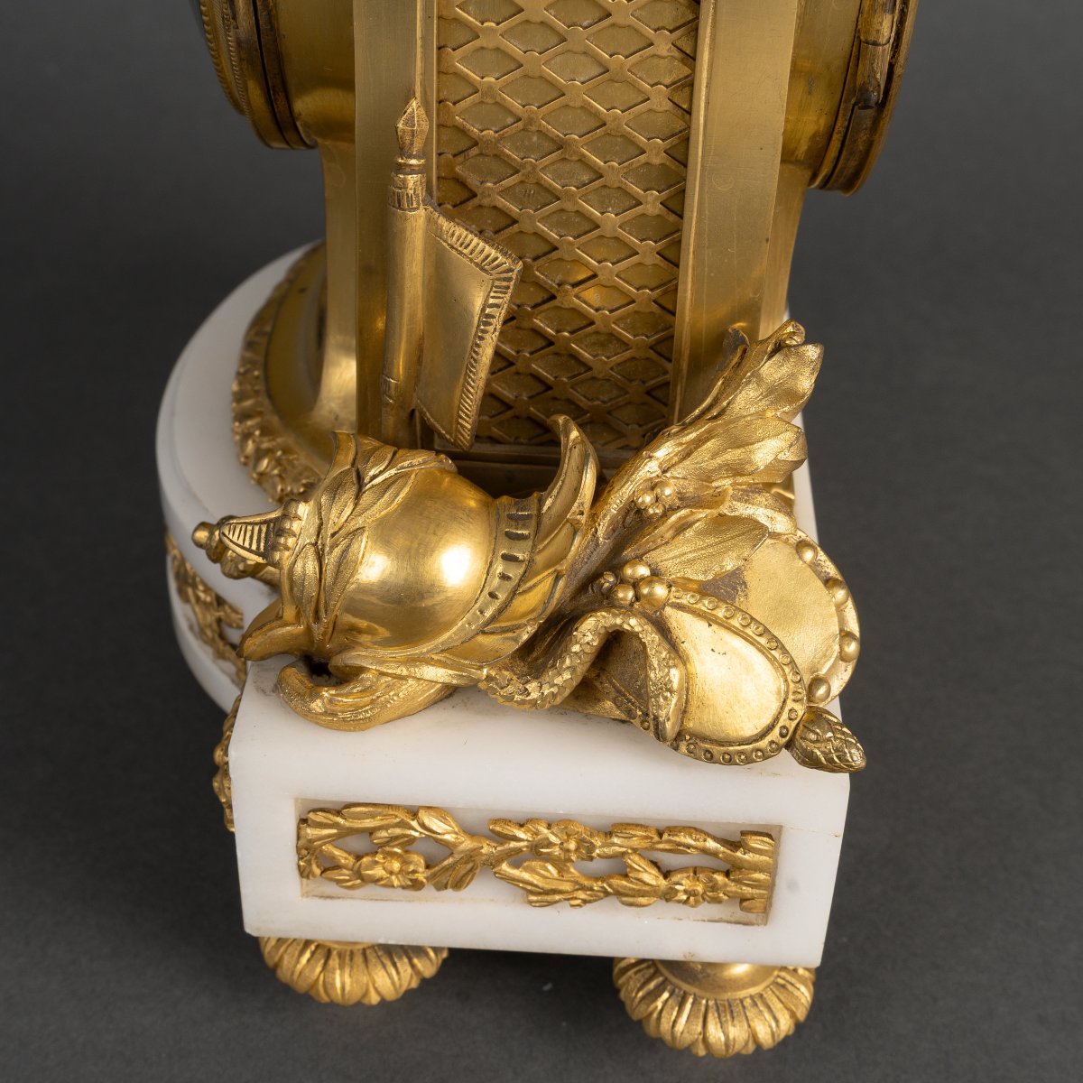 Pendule Néo-Louis XVI en marbre blanc et bronze doré dite aux Fiançailles.  -photo-4