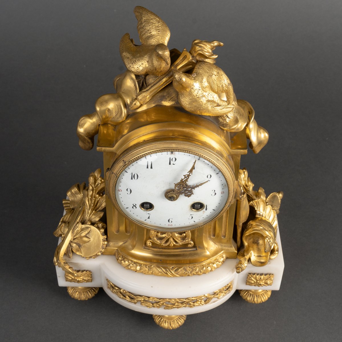 Pendule Néo-Louis XVI en marbre blanc et bronze doré dite aux Fiançailles.  -photo-5