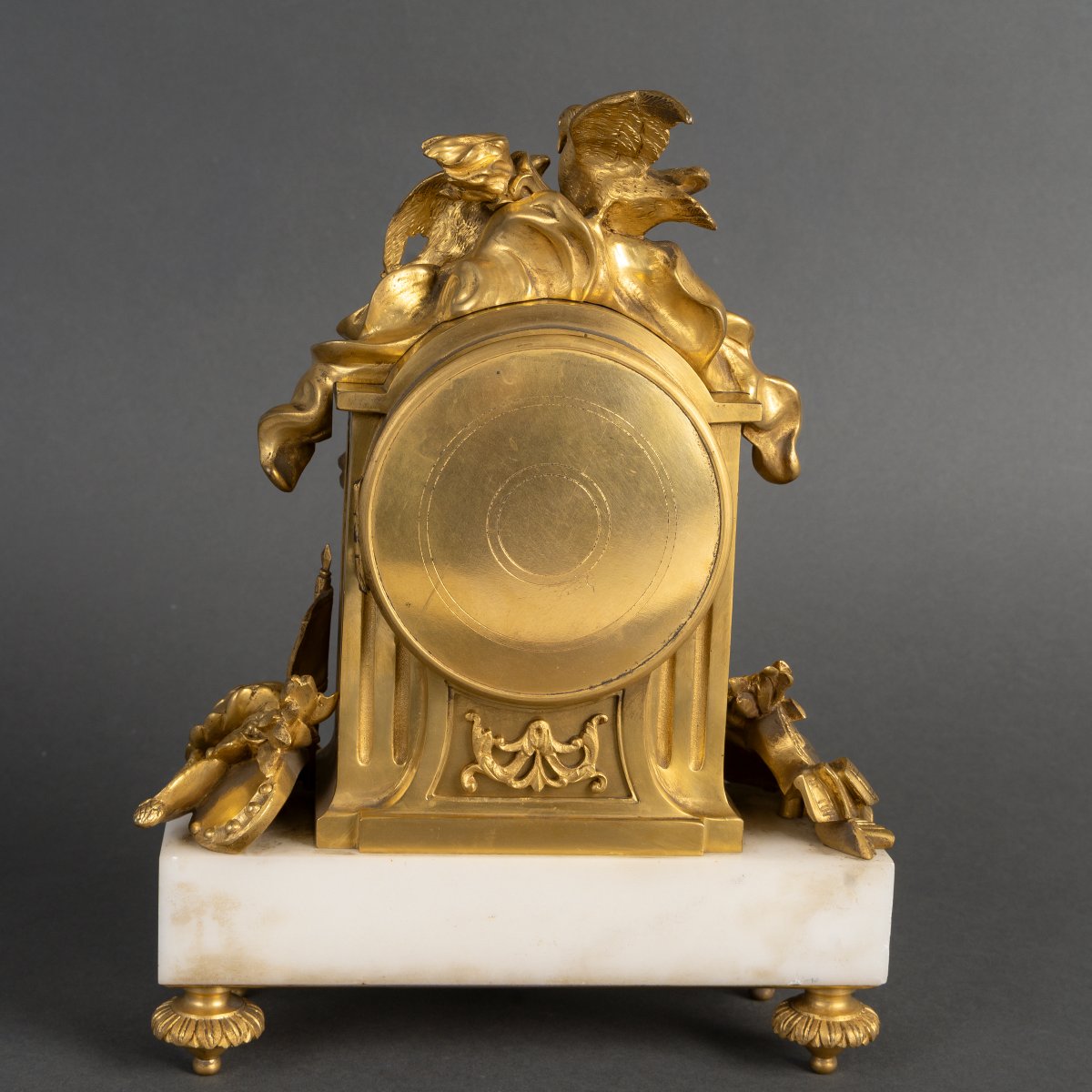 Pendule Néo-Louis XVI en marbre blanc et bronze doré dite aux Fiançailles.  -photo-6