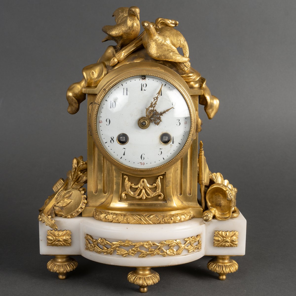 Pendule Néo-Louis XVI en marbre blanc et bronze doré dite aux Fiançailles.  
