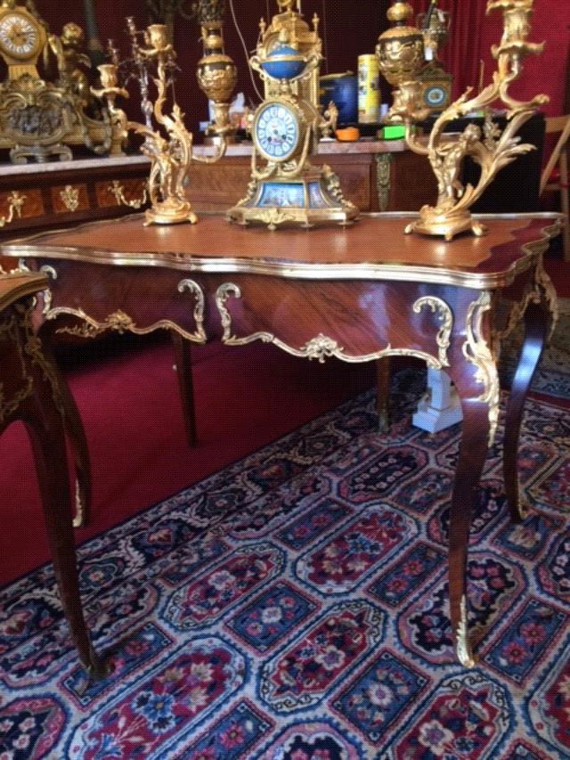 Bureau Plat  De Milieu De Style Louis XV