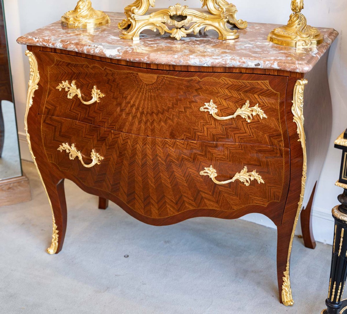 Commode De Style Louis XV à Beau Décor Rayonnant Marqueté De Chevrons. Travail Parisien XIX.-photo-2