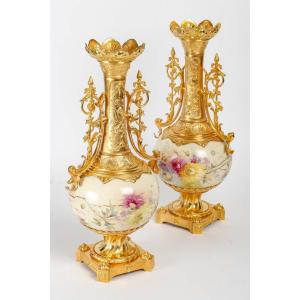 Paire De Vases En Bronze Doré Et Porcelaine à Délicat Décor Floral. XIXe Siècle.