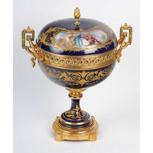 Sevres -importante Coupe Couverte Montée En Porcelaine à Sujet Galant, Circa 1880